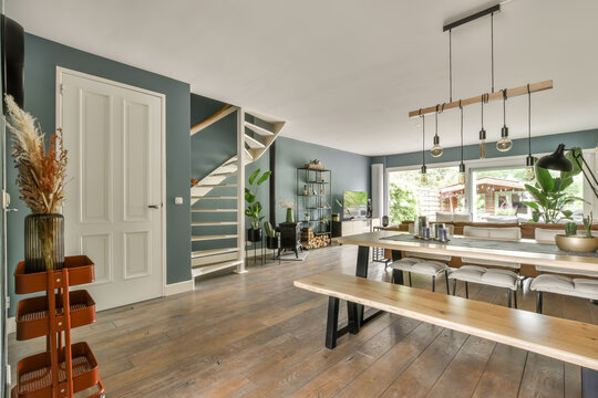 Modern open-plan dining and living space with stylish d&Atilde;&copy;cor