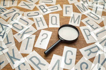A magnifying glass in the group of the plastic English alphabets, keyword searching, find the right...