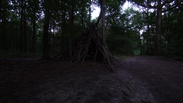 Cabane en bois dans un parc le soir