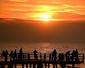 Zaczód słońca obserwowany na pomoście w  Sarbinowie © grzegorz