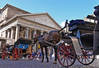 Roma, il Pantheon e le Botticelle per i turisti