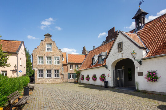 D&uuml;sseldorf, Kaiserswerth, St.Suitbertus Stiftsplatz