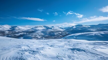 Obraz premium Expansive Mountain Range with Snow-Covered Slopes
