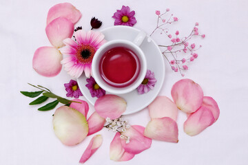 de magnifique fleur avec une tasse