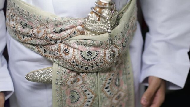 The Omani traditional outfit for weddings is the khanjar and dishdasha