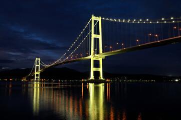 Fototapeta premium 白鳥大橋夜景