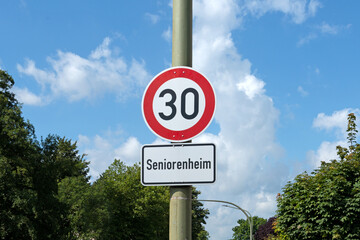 Tempo-30-Zone im Stra&szlig;enverkehr wegen Seniorenheim, Verkehrsschild