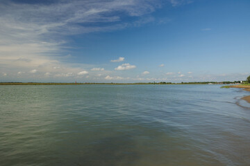 ampia vista panoramica su un'area naturale lungo la costa del mare Adriatico in Veneto, di giorno,...