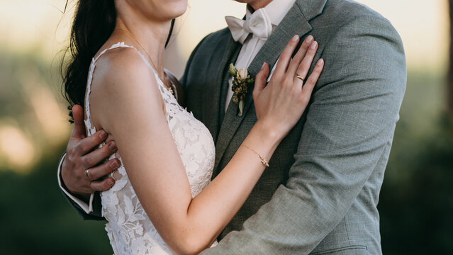 Modenes Brautpaar, Br&auml;utigam mit mint gr&uuml;nem Anzug, Eukalyptus