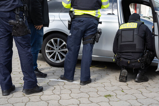 polizisten kontrollieren fahrzeug auf Drogen, Schmuggel, Schleuser