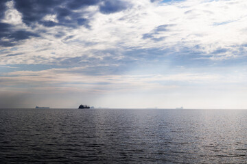Fototapeta premium dettagli di varie navi alla fonda nel Golfo di Trieste, di giorno, in estate, sotto un cielo nuvoloso