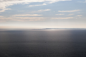 vista dettagliata, da lontano e dall'alto verso il tratto di costa che dalla città di Grado si...