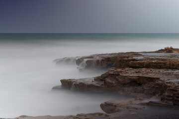 Fotografía de larga exposición en la playa de agua amarga de Alicante, España
