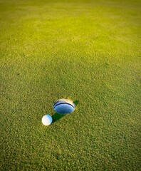 balle de golf sur le green