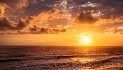 Obraz premium the golden sunset sky over the pacific ocean