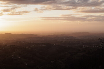 vista dettagliata dall'alto sul bellissimo territorio naturale tra pianura e collina, coperto da un leggero velo di nebbia, nell'Italia nord orientale, in Friuli Venezia Giulia, al tramonto