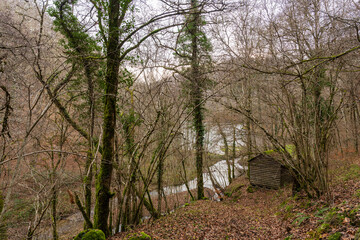 Une cabane rustique dans les gorges de La Truyère en Auvergne, Aubrac, Cantal et Aveyron,...