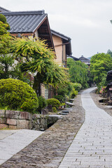 Fototapeta premium 日本 岐阜県中津川市にある中山道の宿馬町、馬籠宿の石畳の坂道と町並み