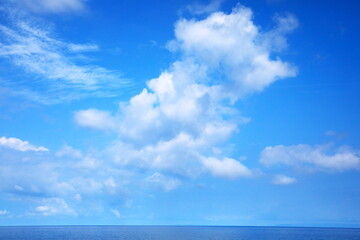 Fototapeta premium 夏の海に浮かぶ白い雲