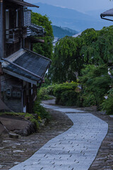 日本　岐阜県中津川市にある中山道の宿馬町、馬籠宿の石畳の坂道と夕暮れ時の町並み