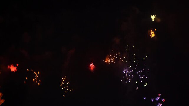 特殊なレンズで撮影した周囲にボケのある美しい花火（Lomography Petzval 55 mm f/1.7 MKII 使用）