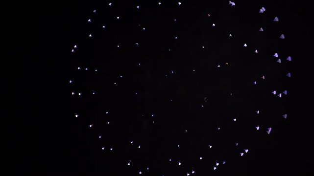 特殊なレンズで撮影した周囲にボケのある美しい花火（Lomography Petzval 55 mm f/1.7 MKII 使用）