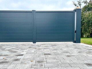 Portail en aluminium et allée pavée