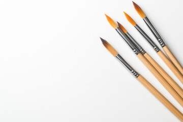 Fototapeta premium A collection of fine paintbrushes arranged on a clean surface, perfect for artists and creative projects.