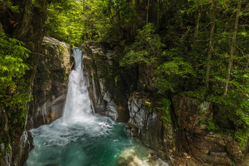 Obraz premium 日本 岐阜県中津川市の夕森公園にある竜神の滝