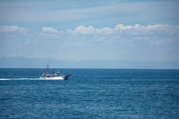 伊勢湾の海を走る釣り船