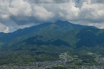 日本　岐阜県中津川市にある苗木城の天守展望台から眺める市街地と恵那山