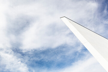 Abstrakte Betonwand in weiß. Architektur vor blauem Himmel. 
Abstract concrete wall in white. Architecture in front of blue sky.