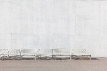 Leere hellgraue Betonwand.
Riesige Betonwand mit leerer Sitzbank.
Empty light gray concrete wall.
Huge concrete wall with empty bench.