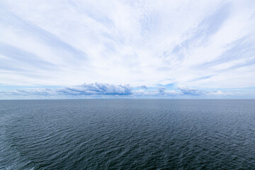 Ausblick über das Meer bis zum Horizont.