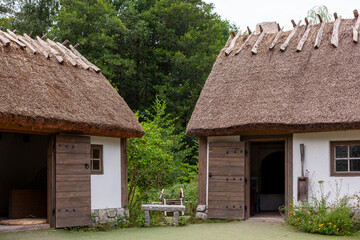 Dach mit Strohdämmung. Traditionell skandinavische Dachdeckung. Roof with thatch insulation. Traditional Scandinavian roof covering.