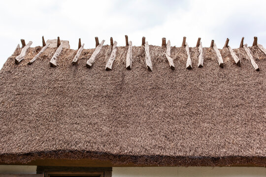 Traditionelles Strohdach. Naturdach Geb&auml;ude mit Stroh.
Traditional thatched roof. Natural roof building with thatch.