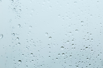 雨の日の窓ガラス