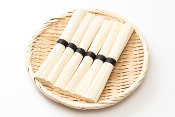 白背景にそうめん