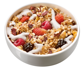 pote com cereal matinal com iogurte, morango, amora e framboesa isolado em fundo transparente