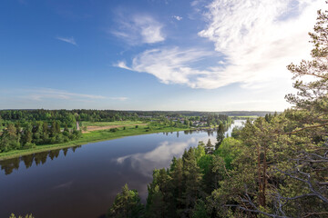 Obraz premium A beautiful view of a river with a blue sky in the background