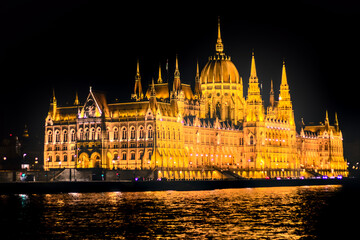 Fototapeta premium Vista Notturna del Parlamento di Budapest Riflesso nel Danubio