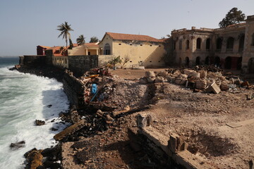 Vue extérieure ensoleillée de maisons et bâtiments en ruine situés sur l'île de Gorée au...