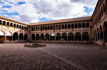 Fototapeta premium fotografía del patio interior del convento de Santo Domingo del Cusco Perú