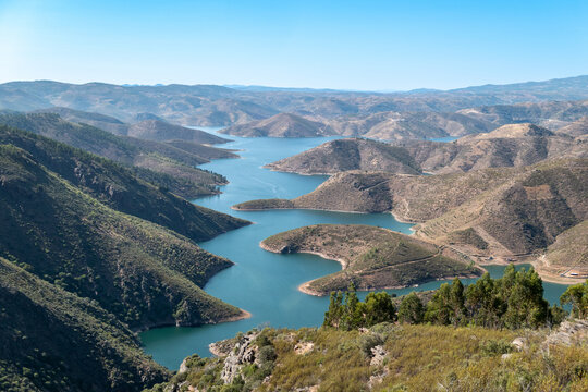 Panorama deslumbrante do Rio Sabor, cercado por montanhas, a partir do Miradouro da Serpente do Medal em Tr&aacute;s-os-Montes, Portugal