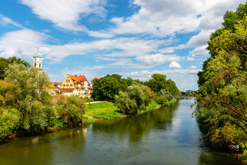 Obraz premium View from the old stone bridge of the Unterer Wöhrd or Lower Wöhrd island across from the historic old town on the Danube River at Regensburg, Germany.
