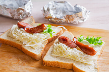 食パンでホットドッグ作り