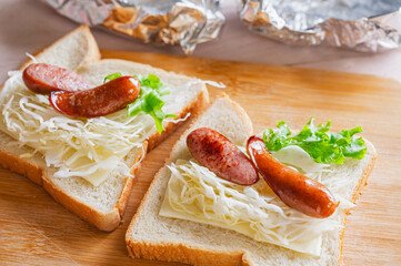 食パンでホットドッグ作り