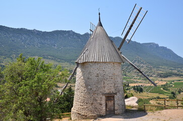 ANCIEN MOULIN A VENT DU VILLAGE DE CUCUGNAN