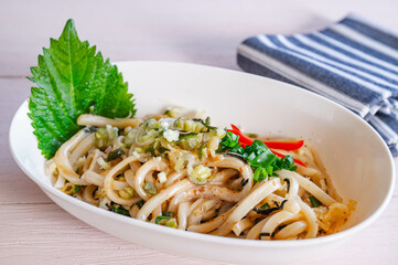 冷やしごまだれたぬきうどん