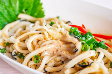 冷やしごまだれたぬきうどん